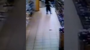 Мальчик  обосрался  в магазине и за это его посадили