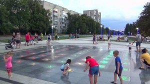 РАЗНОЦВЕТНЫЕ ФОНТАНЫ И ОГРОМНАЯ ПЛОЩАДКА ДЛЯ СЕМЕЙНОГО ОТДЫХА