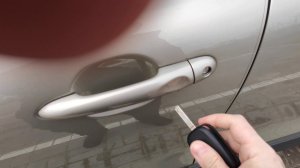 Как закрыть Lada Xray Cross с работающим двигателем. Способ 3
