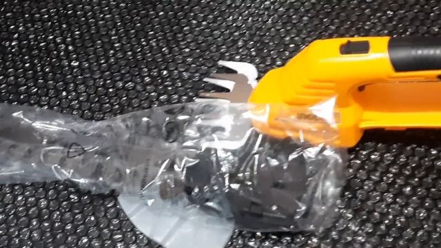 Gunting Rumput Baterai Ingco CSTLI2001 Dengan 2 Mata Pisau смотреть онлайн