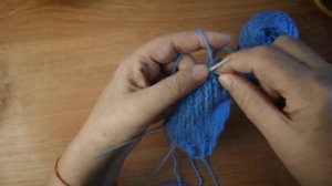 Пяточка спицами связана двойной резинкой.