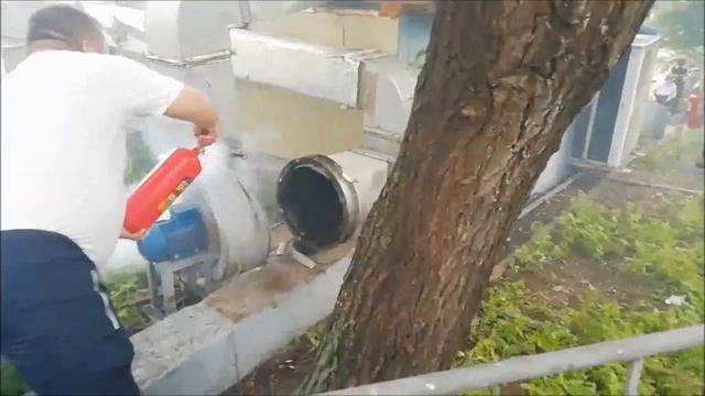 Посетители тушат пожар в кафе смотреть онлайн