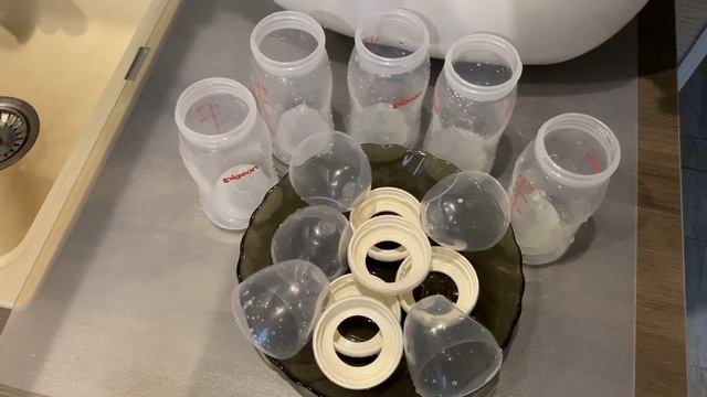 КАК БЫСТРО МЫТЬ И СТЕРИЛИЗОВАТЬ ДЕТСКИЕ БУТЫЛОЧКИ БЕЗ ЛИШНИХ ЗАТРАТ? смотреть онлайн