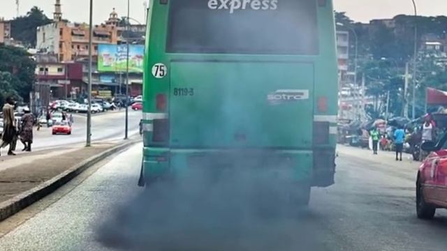 Из выхлопной трубы идет черный дым. Почему? смотреть онлайн