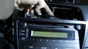 КАК СНЯТЬ CD-ПРОИГРЫВАТЕЛЬ (МАГНИТОЛУ) ТОЙОТА АВЕНСИС 3