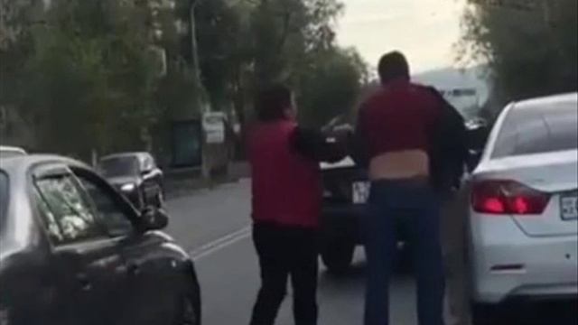 Дерущихся на дороге в Алматы мужчин пришлось разнимать женщине смотреть онлайн