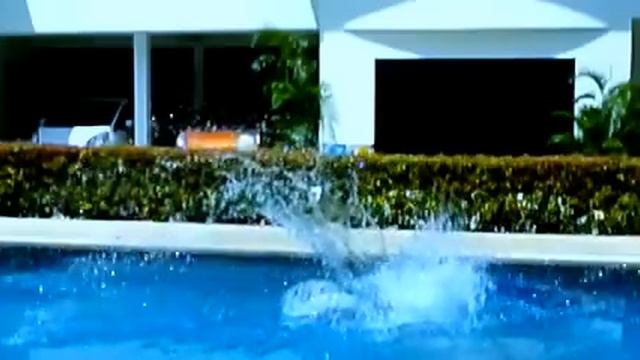 Прыжок в бассейн.