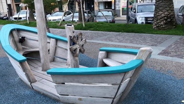 Курортный морской город Финале на Лигурийском побережье вечером. смотреть онлайн