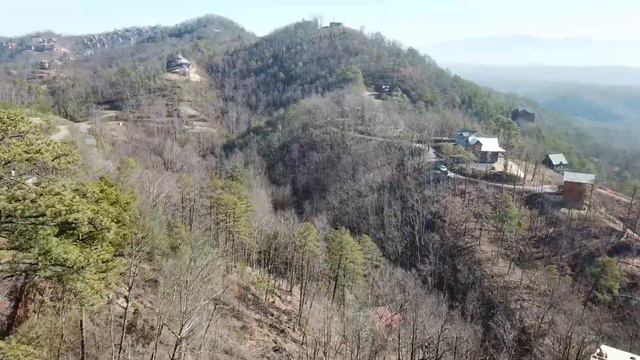 Drone flying over the Smoky Mountains, in and around Gatlinburg TN смотреть онлайн