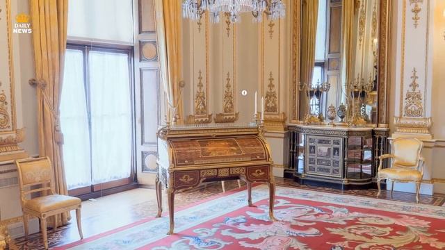 The Queen's secret door at the White Drawing Room in Buckingham Palace revealed смотреть онлайн