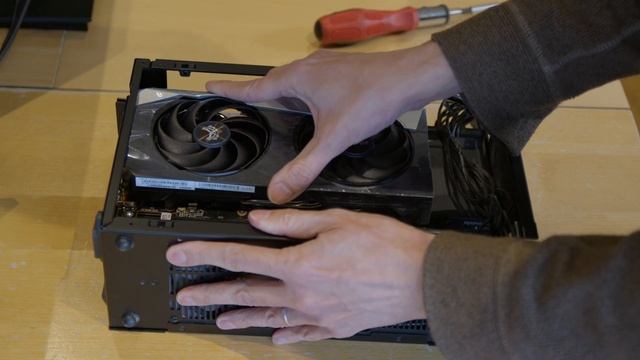 RX 6600 XT Saphire Nitro+ in Dan A4 Case смотреть онлайн