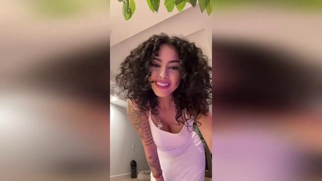 Телочки в коротких платьях с большими жопами