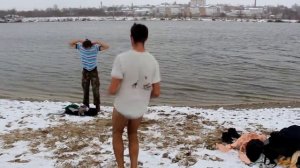 Скупались в речке голышом в честь 100  подписчиков