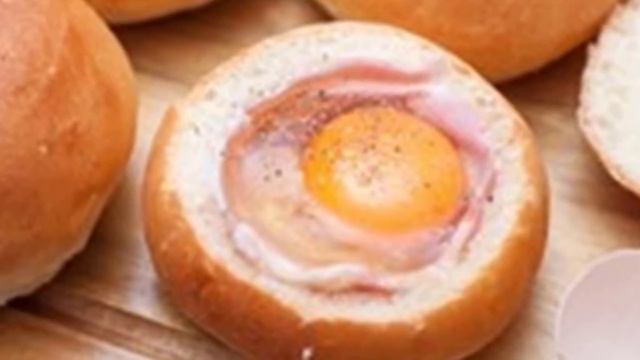 Сэндвич с яйцом, сыром и беконом. Готовиться 1 минуту. смотреть онлайн