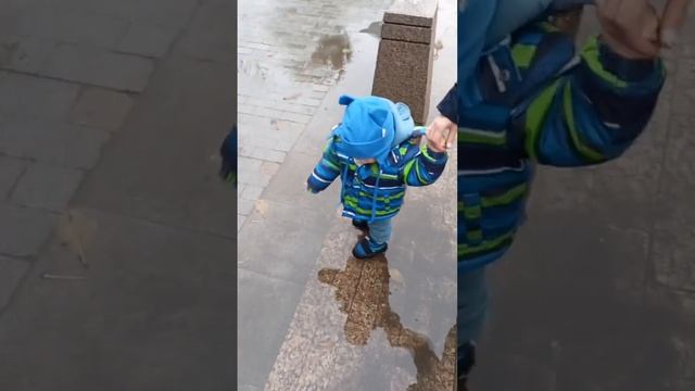 Первая прогулка по?? лужам☔? смотреть онлайн