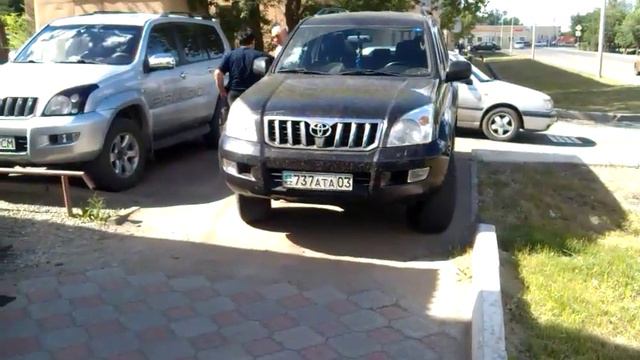 Парковка на тротуаре г.Кокшетау смотреть онлайн