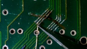 Восстановление поврежденных дорожек печатной платы.