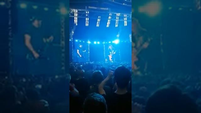 Metallica is playing the Dutch cult song 'Bloed zweet en Tranen' by Andre Hazes смотреть онлайн