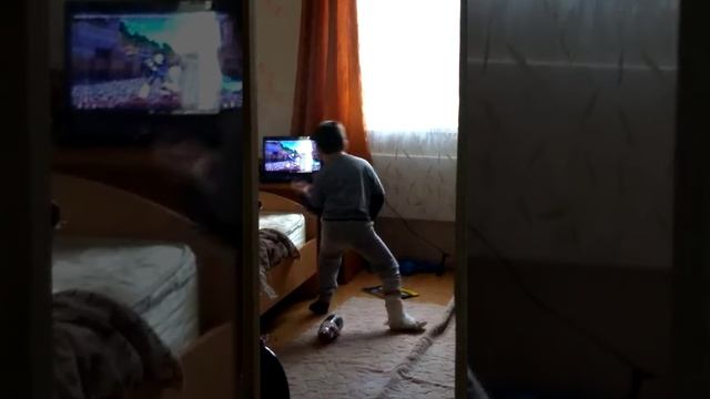 Сломал ногу )) на следующий день танцы!! смотреть онлайн