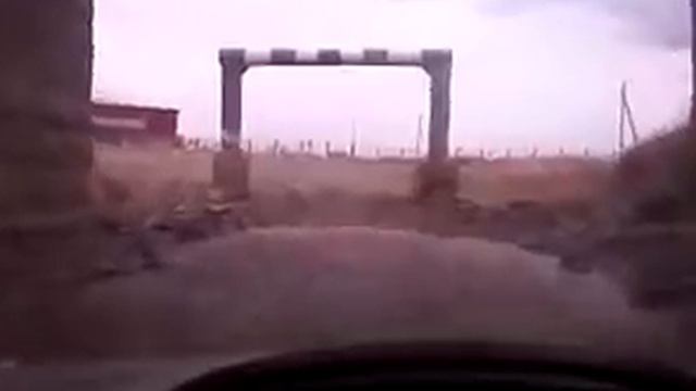 Преодоление лужи на Toyota Sprinter Carib смотреть онлайн