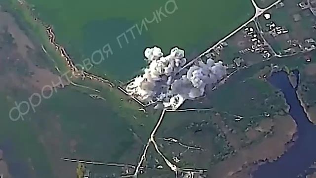 ? ??ロシア空軍がヘルソン州の????NATO軍訓練場近くの建物にFAB-500爆弾2発を投下したと報告されています。????NATOが訓練から戻った瞬間に攻撃が行われました。 смотреть онлайн