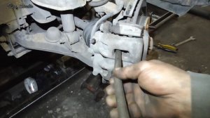 Замена передних тормозных колодок Mitsubishi Pajero