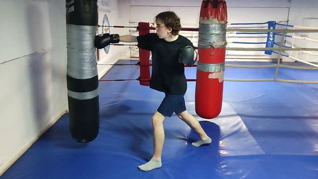 2023.06.27 Индивидуально на мешке. Боксёрская связка - правая рука и левая нога. смотреть онлайн