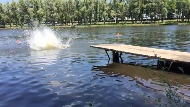 Вот это бомбочка, Прыжки в воду (slow mo) смотреть онлайн