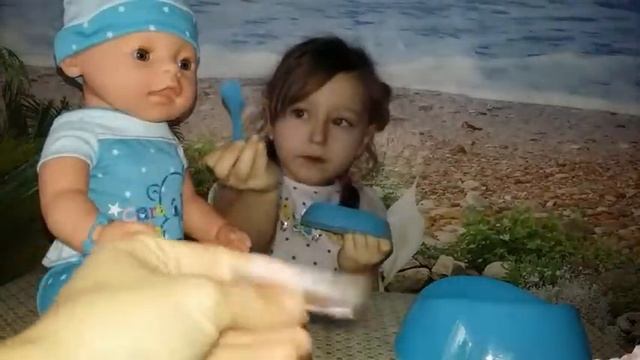 Подарки от Деда Мороза Беби Бон играем Кормим Поим Одеваем памперсы Baby Born смотреть онлайн