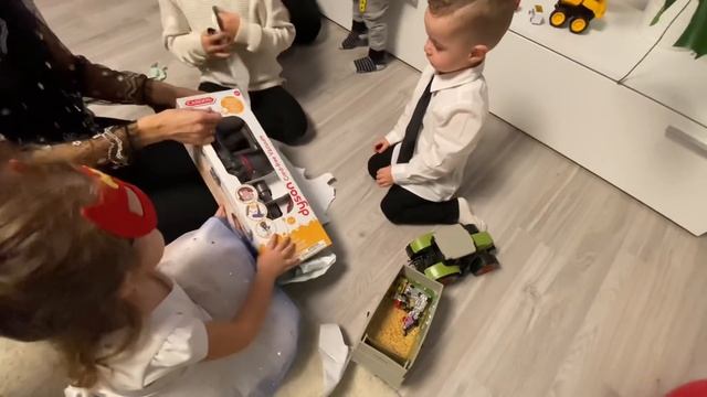 КАК МЫ ОТМЕЧАЛИ ДЕНЬ РОЖДЕНИЯ ВНУКА МАКСИМА.ПРАЗДНИЧНЫЙ СТОЛ.РАСПАКОВКА ПОДАРКОВ.ТАНЦЫ. смотреть онлайн