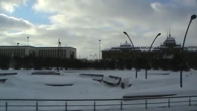 Казань. Экскурсионный автобус проезжает мимо ж/д вокзала смотреть онлайн