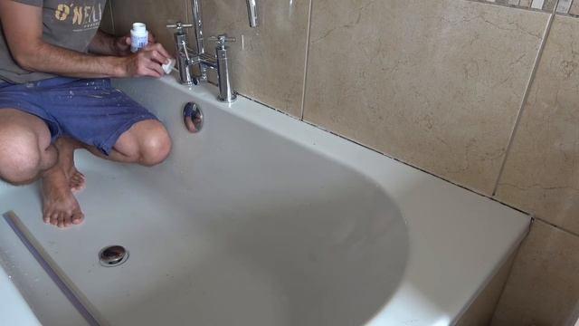 How to remove silicone sealant DIY guide. Removing old sealant beginners guide. Silicone removal! смотреть онлайн