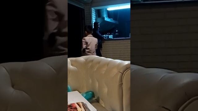 Жесть! Охранник Чечел Паб Алматы бухает на работе!!! смотреть онлайн