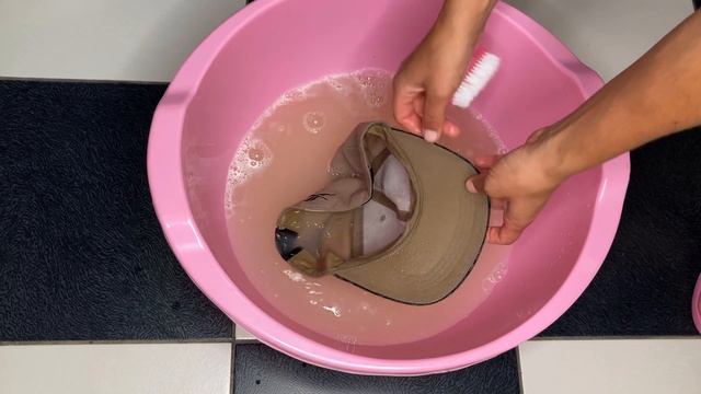 Как ОТСТИРАТЬ КЕПКУ, БЕЙСБОЛКУ от пятен пота, соли и грязи. Как постирать СВЕТЛУЮ, БЕЛУЮ кепку смотреть онлайн