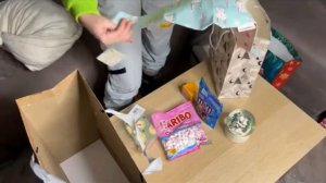 Ева открывает подарки!