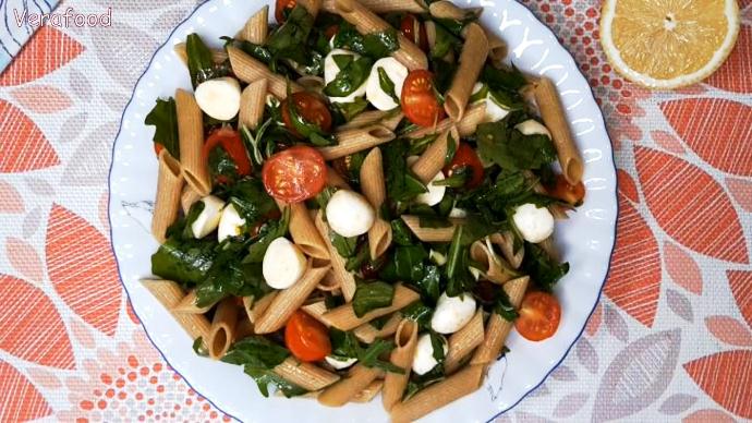 Салат с цельнозерновой пастой, томатами и моцареллой. Вкусно и полезно. смотреть онлайн