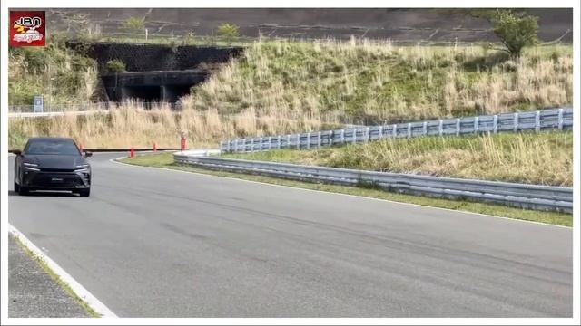 【トヨタ】新型クラウン・スポーツは、HEVとPHEVのどちらを狙うべきでしょう？435万～600万円!!! 斜め後ろからのスタイルがエクステリアのハイライト смотреть онлайн