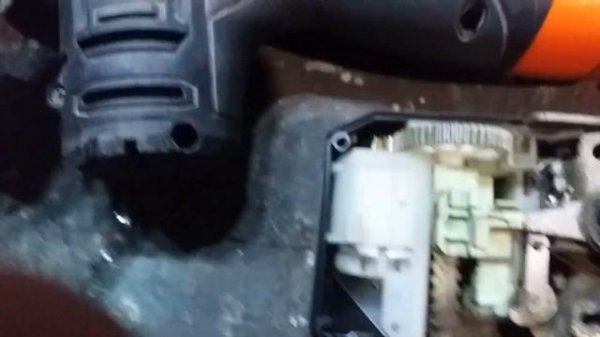 Опель астра ремонт замка двери.