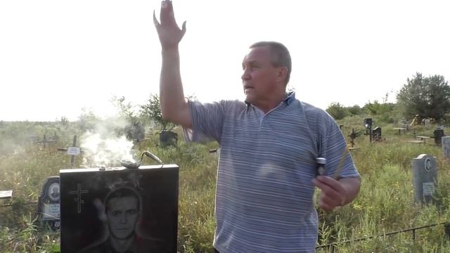 КАК ПРАВИЛЬНО ПОМИНАТЬ УСОПШИХ НА КЛАДБИЩЕ смотреть онлайн