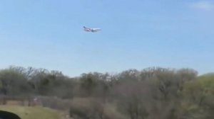 В Сеть попало видео, где в воздухе завис самолет