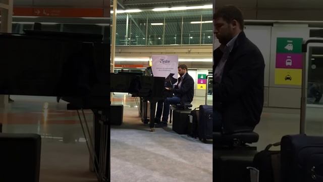 One of the travellers playing piano at the Warsaw airport - Freestyle Music смотреть онлайн