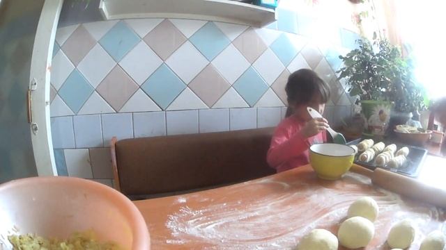 Влог/Печём пироги с девочками/Приехал дедушка/Дед играет с Аминкой витаминкой!)