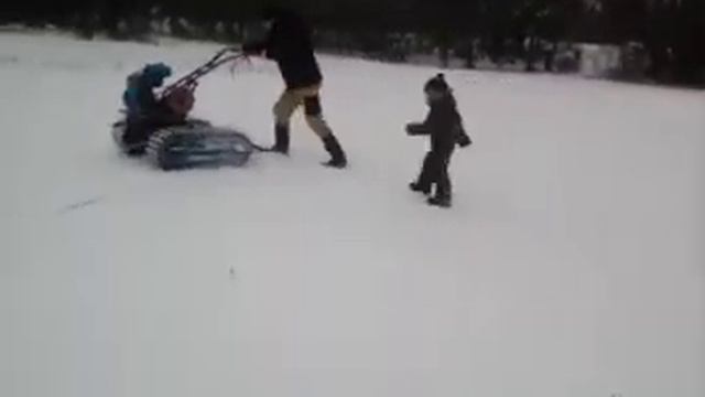 Самодельные гусеницы на мотоблок. Видео снято в январе 2020года . Ещё со старой рамой . смотреть онлайн