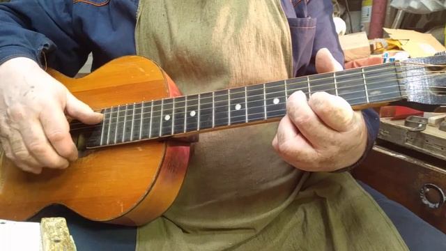 Семиструнка не даёт скучать, пока жена спит, играю что ветром в голову надуло, типо неуч, дилетант смотреть онлайн