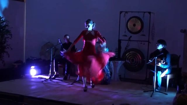 Выступление танцовщиц LLAMADA Band в Елагиноостровском Дворце