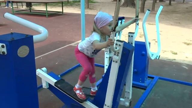 Сестренки на играют детской площадке, занимаются на тренажерах смотреть онлайн