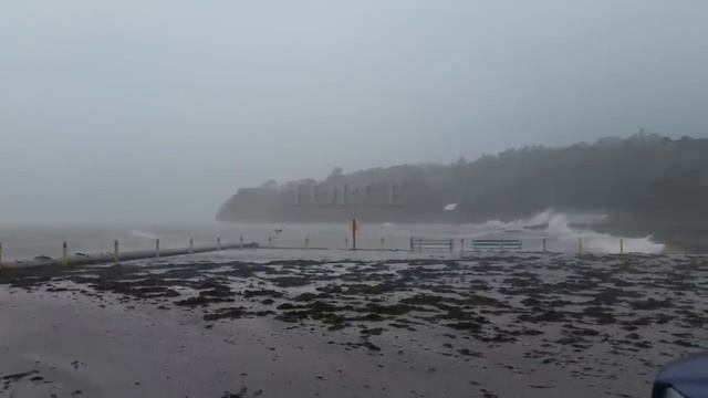 Wind of 130 km/h and huge waves! A monster storm has hit the UK! смотреть онлайн