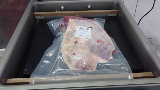 ВАКУУМИРУЕМ МЯСО. Готовим к продаже половину Тушки Герефорда. 12.1.21. #дикфарм #dikfarm смотреть онлайн