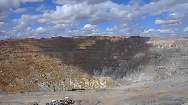 Карьер рудника Коунрада (Қоңырат) огромной воронкой зияет в земле, а назван в честь древнего горняк смотреть онлайн