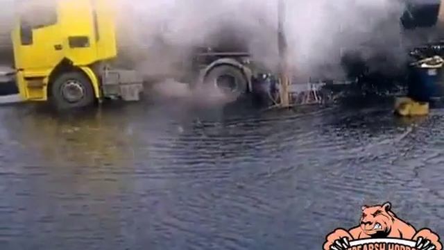 Битум кипит.